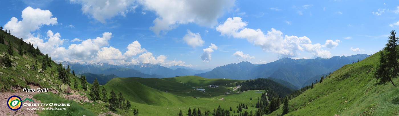 76 Vista panoramica sui Piani dell'Avaro.jpg